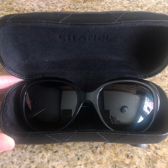Chanel Black Oval Sunglasses - Picture 4 of 9